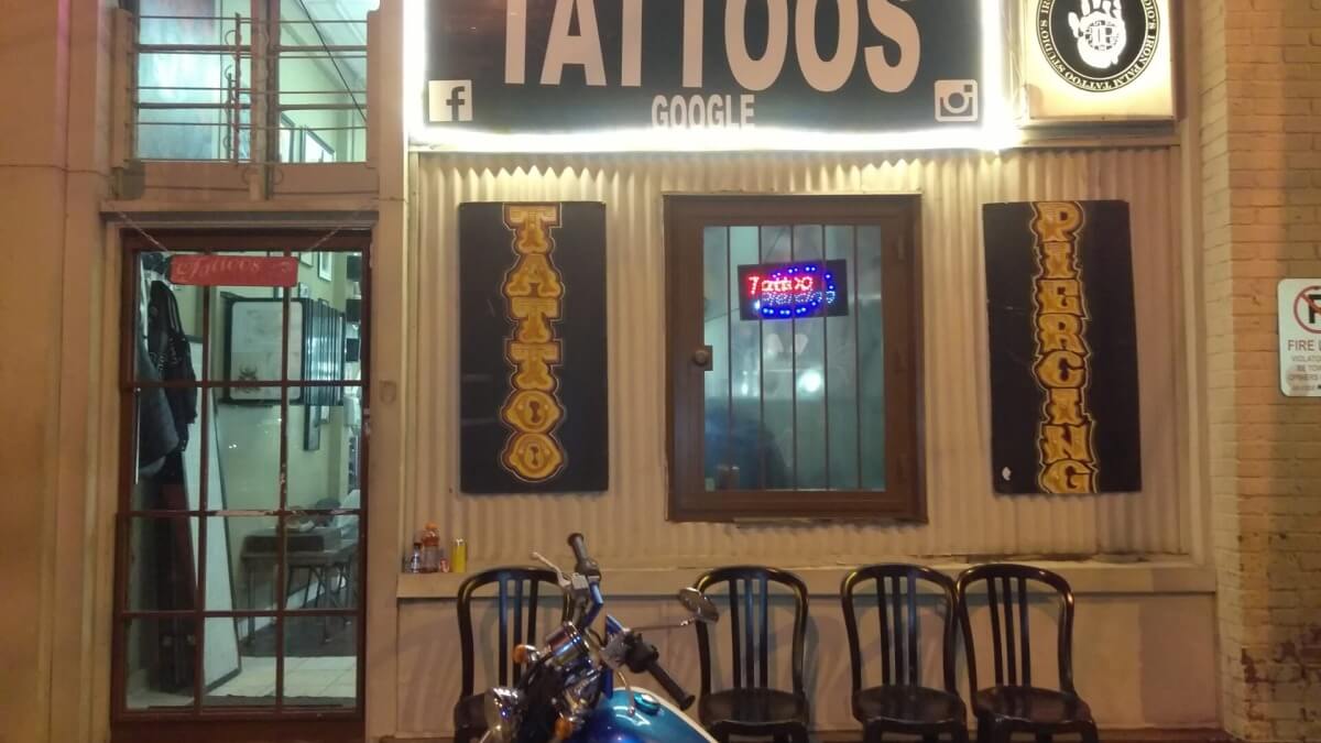 Rustik 鍔 ildsted Atlantas bedste tatoverings- og kropspiercingbutik - Iron Palm Tattoos